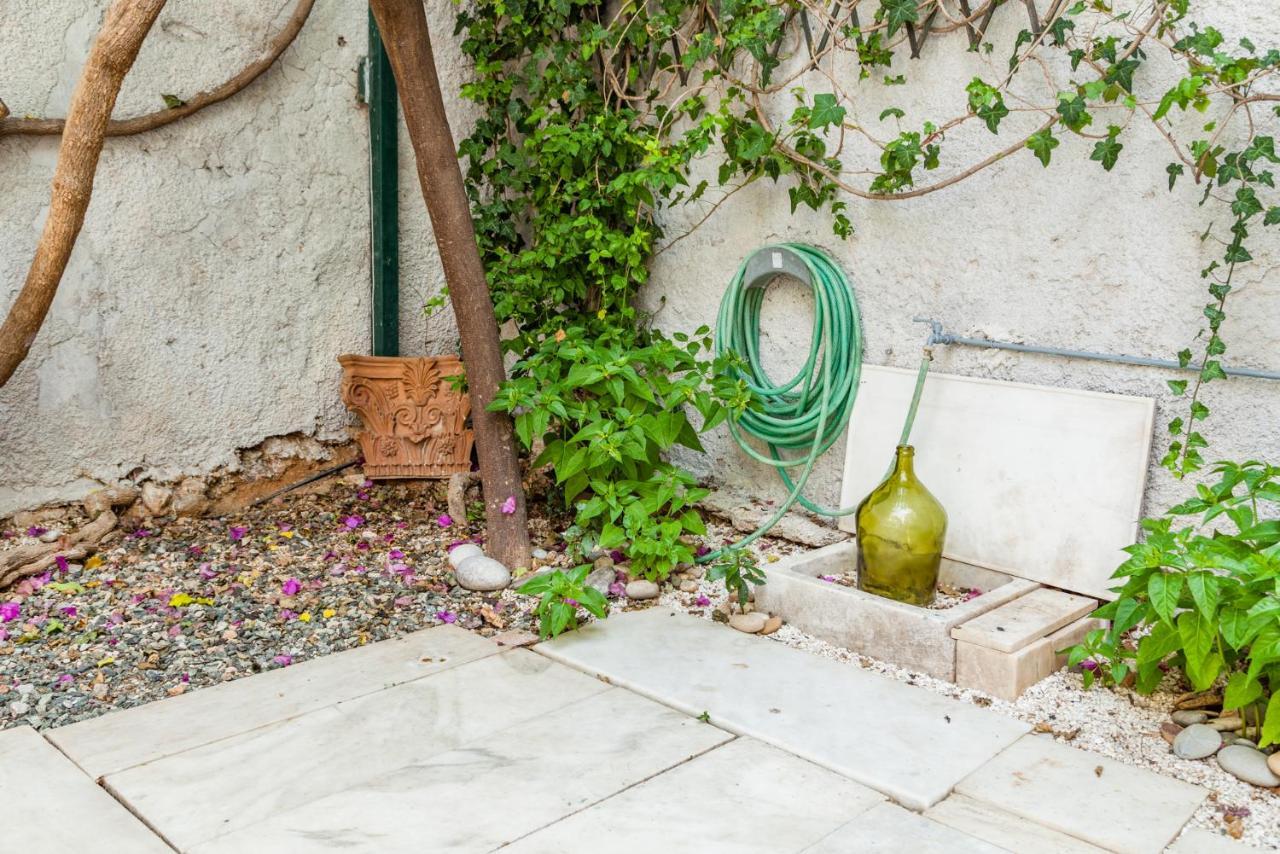 Athenian Yard Near Acropolis Villa Exterior photo